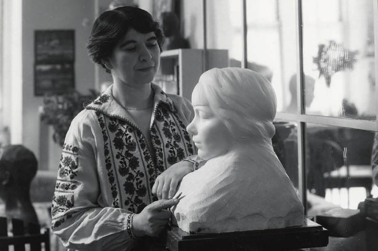 Bashka_Paeff,_American_sculptor,_1893-1979 Bashka Paeff with sculpture.