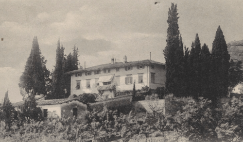 A 1909 black and white photograph of an Italian villa.