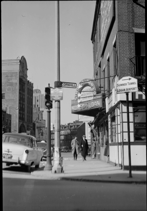 A street corner next to a diamond shop.